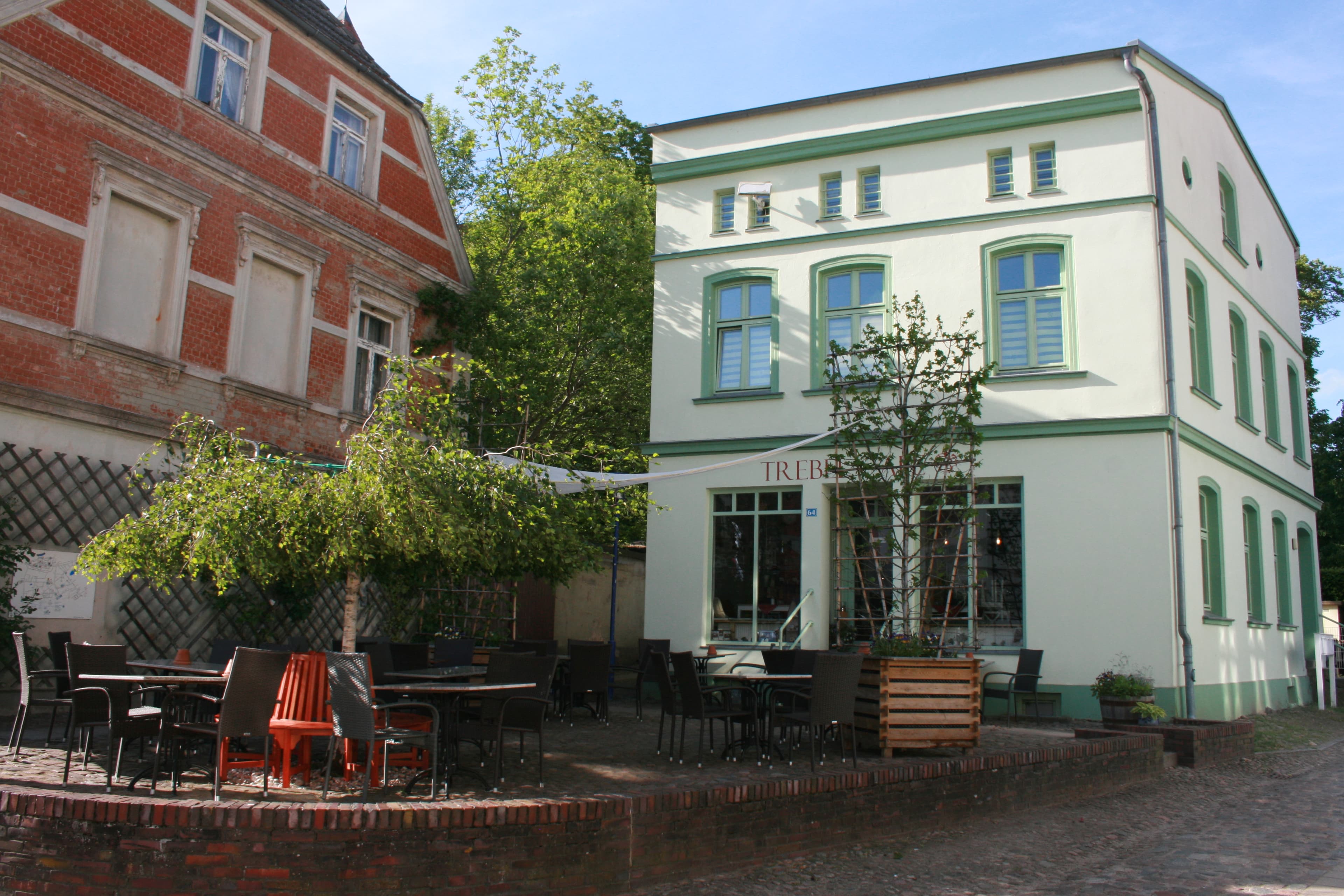 Gemütliches Café-Interieur mit warmem Licht